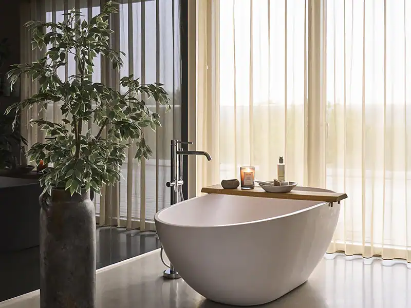 Stofgardiner i badeværelset