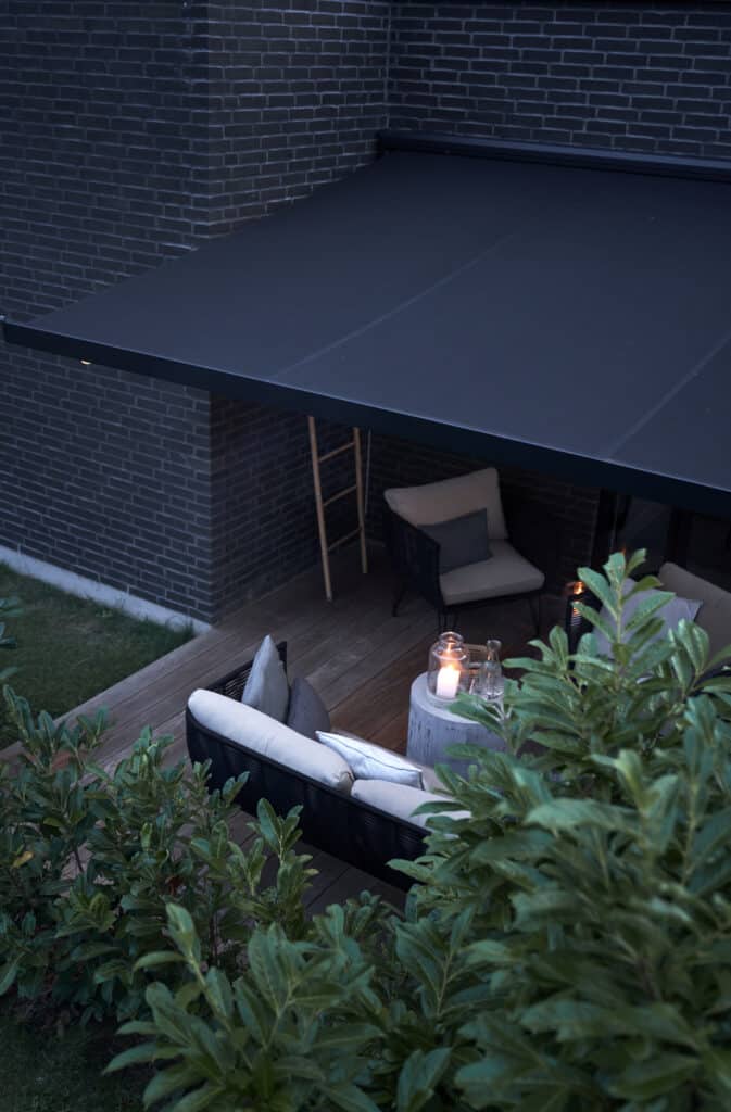 Udvendig solafskærmning skaber hygge på terrassen