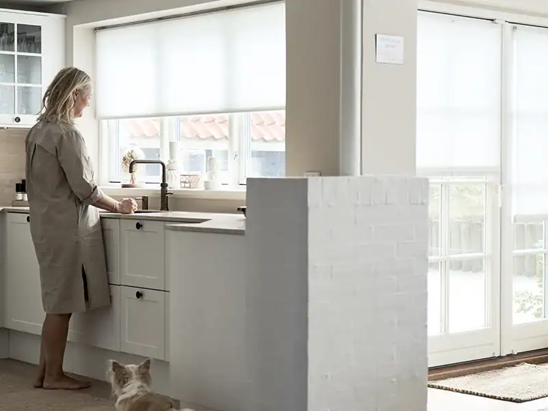 Hvide plisségardiner til køkkenet