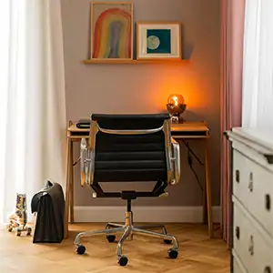 Hvide stofgardiner til et stilrent kontor