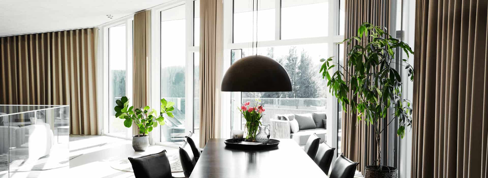Kontrol over lysindfaldet med gardiner til store vinduer