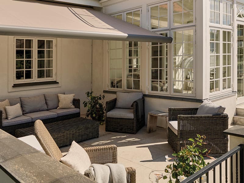 Markise skaber skygge på terrasse