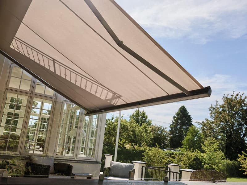 Markise giver skygge på terrasse