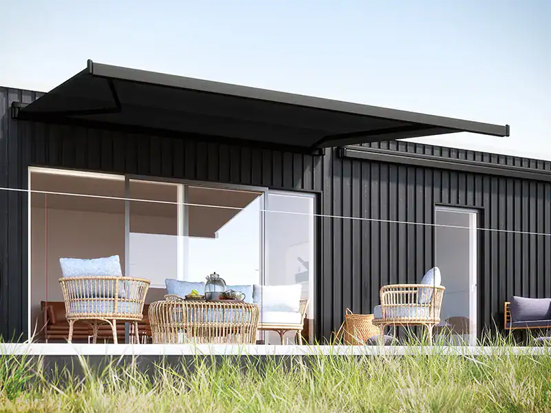 SEGA | Markisen er langt mere end en effektiv kilde til skygge. Den er også et arkitektonisk greb, der skaber visuel sammenhæng mellem hus og have og forlænger hjemmets komfortable rammer i det fri. Når design, funktion og helhed tænkes sammen, får du en løsning, der både løfter boligens udtryk og udvider uderummet – hele året rundt.