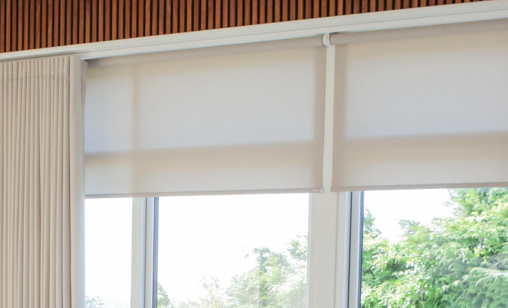 Hvide rullegardiner på mål i køkkenet