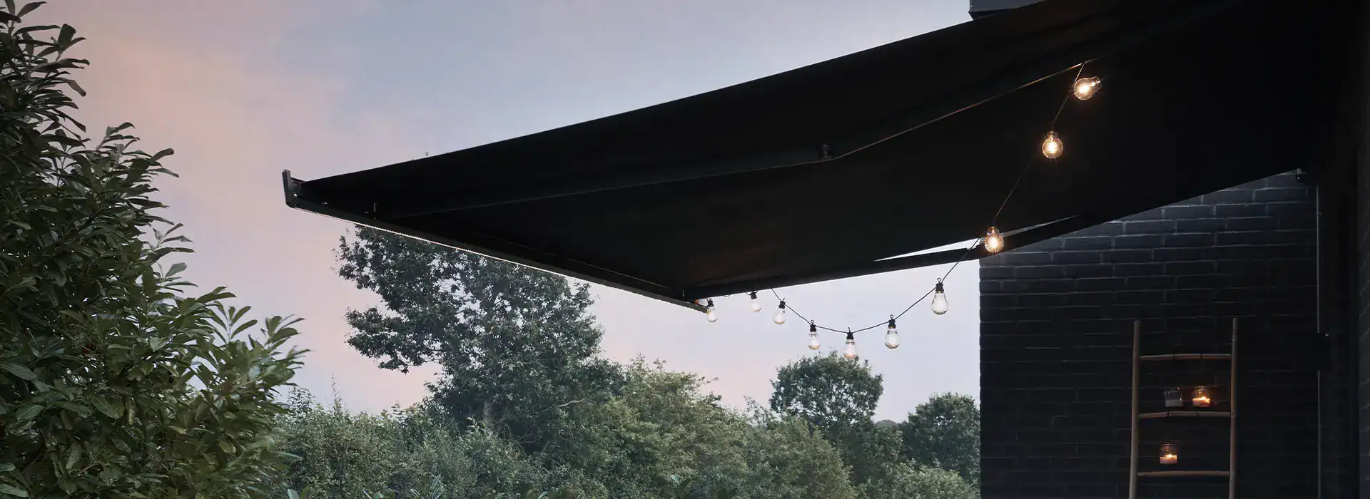 Sigma markise med lyskæde i aftensolen
