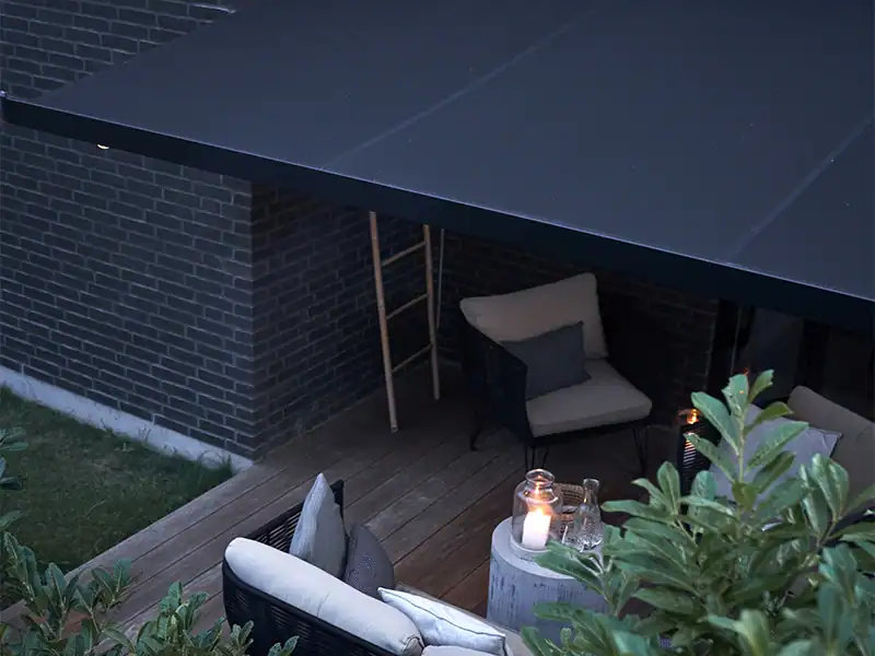 Markise dækker over terrasse