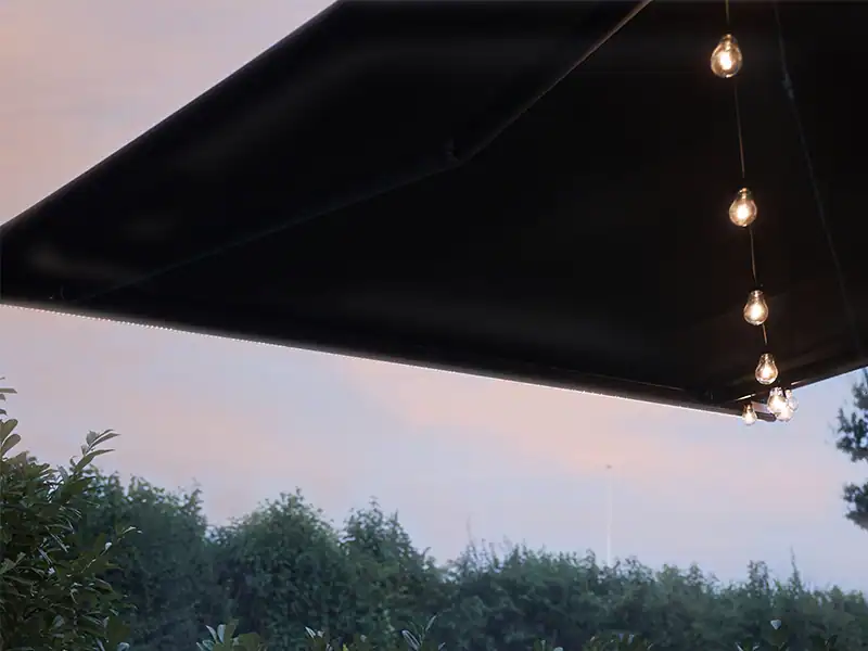 Markise med hyggelig belysning