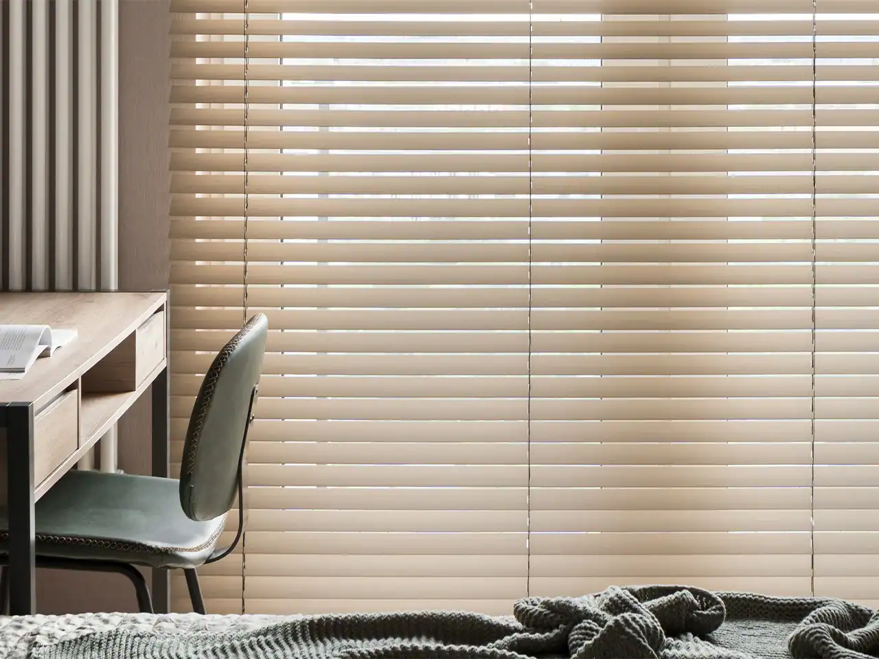 Naturlige materialer giver varme og ro i indretningen